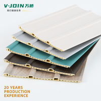 Usine Foshan Panneau de plafond en bois composite Plafond mural au design moderne Grain de bois WPC cannelé insonorisé Appartement classique