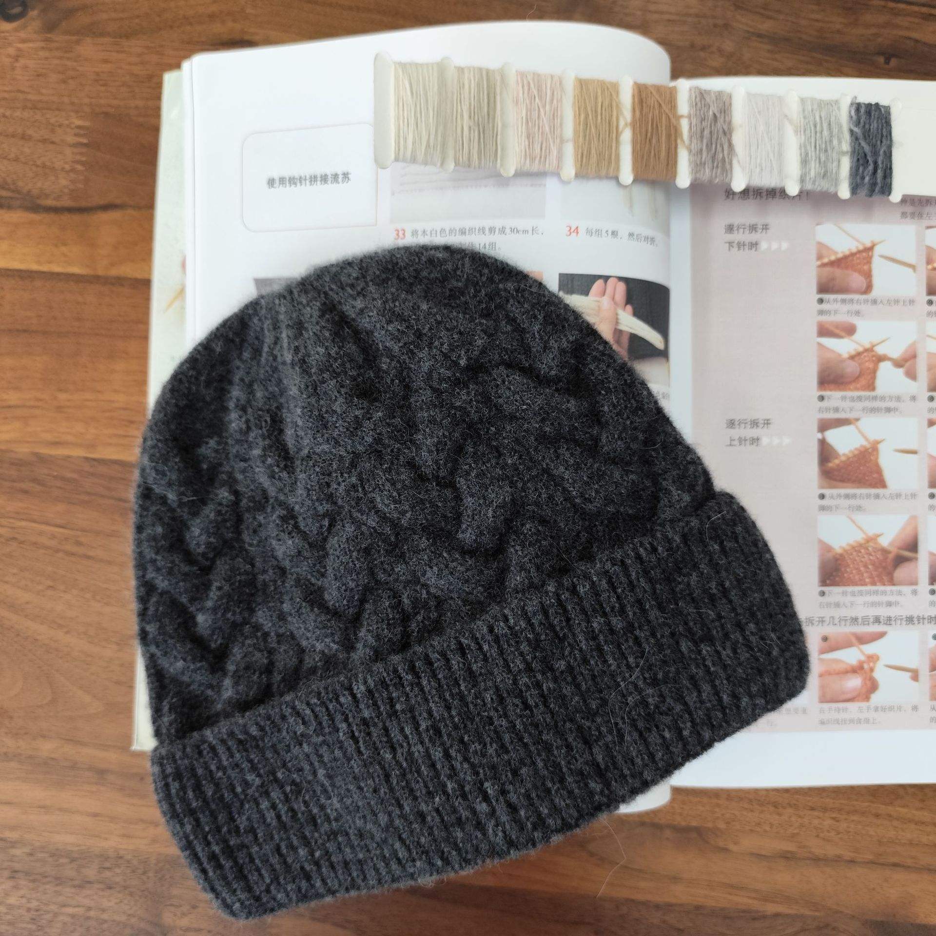 สีเทาเข้ม