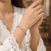 Bracelet jonc ouvrable en acier inoxydable avec strass pour femme – Chic, étanche, polyvalent pour les fêtes et le quotidien
