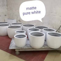 Pot Tanaman Serat Kaca Resin Tahan Air Ringan Berkekuatan Tinggi dengan Lubang Drainase Ramah Lingkungan untuk Penggunaan di Lantai Desain Kustom Bunga