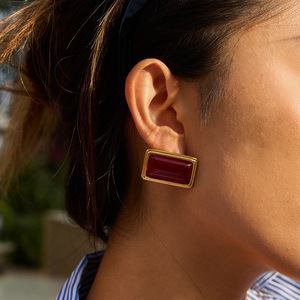 Boucles d'oreilles géométriques rectangulaires en acier inoxydable plaqué or, incrustées d'agate, options de couleurs noir, rouge et blanc, bijoux pour femmes - Product Image 3