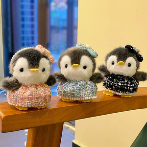 Lindo Llavero de Pingüino de Peluche con Vestido de Tweed, Elegante Muñeco de Peluche de Pingüino Pequeño para Bolso, Colgante Esponjoso de Pingüino para Mochila - Product Image 1