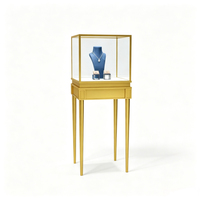 Ensemble de vitrines de présentation de bijoux de luxe sur mesure, en acier inoxydable doré et en verre, pour les bijouteries haut de gamme