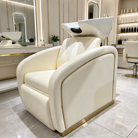 Fauteuil de lavage de luxe beige avec bac en céramique et décorations dorées pour salon, spa, barbier et villa