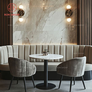 Meubles de restaurant de luxe, tables rondes en marbre, supports en métal doré et fauteuils en velours crème pour café et salle à manger - Product Image 4