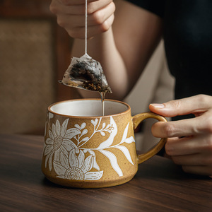 Tazza da Caffè in Ceramica Dipinta a Mano con Motivi Floreali Classici, Regalo per Casa e Ufficio, per Latte, Tè e Colazione - Product Image 4
