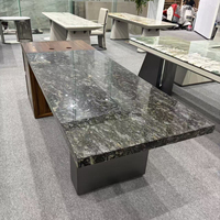 Bureau de direction en quartzite naturel Belvedere 2600x800mm avec base de rangement en bois massif et pieds en métal mat, vente en gros pour bureau