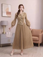 Robe plissée élégante pour femme, col tailleur noir croisé et manches longues à volants, idéale pour les tenues de bureau formelles