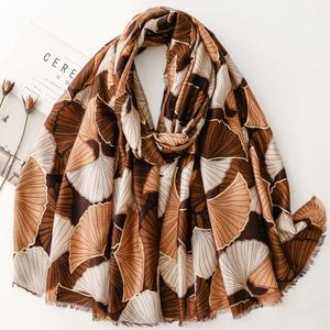 Écharpe à tête imprimée de haute qualité, grandes étoles, sensation de coton viscose doux, feuilles dorées brillantes, écharpes enveloppantes, châles - Product Image 2