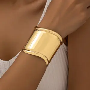 Bracelets de manchette exagérés de style unisexe pour femmes Bracelets en alliage d'acier inoxydable plaqué or avec vague d'eau