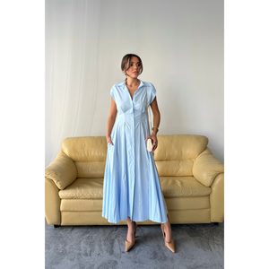 Robe élégante bleu ciel en popeline pour femmes de bureau, grande taille, sans manches, avec détails boutonnés sur le devant, fentes à la taille, translucide, pour la journée - Product Image 2