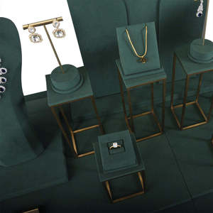 Support de présentation de bijoux de luxe permanent, ensemble de présentation de bijoux en velours vert personnalisé pour magasin de bijoux - Product Image 4