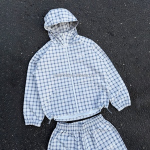 Ensemble de survêtement coupe-vent pour homme, personnalisé en usine, avec veste à fermeture éclair et short en nylon, motif à carreaux intégral - Product Image 1