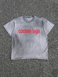 เสื้อยืดพิมพ์ลายโลโก้สีเทาแบบกำหนดเอง เสื้อยืดคอกลมแขนสั้นลำลองสำหรับผู้ชาย ผ้าเจอร์ซีย์คอตตอน ทรงปกติ ดีไซน์ตัวอักษรด้านหน้า - Product Image 1