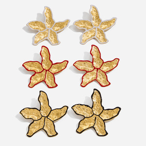 Boucles d'oreilles clous fleur en acier inoxydable plaqué or 18 carats, rouge, noir, blanc, à cinq pétales, pour usage quotidien, design floral géométrique - Product Image 1