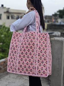 Sac fourre-tout pour femme, conçu pour les journées agitées et les moments décontractés, doté d'une forme pensée et d'un design facile à transporter - Product Image 3