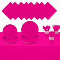 Eenmalig wegwerp servies van papieren bekers, borden en servetten in effen kleuren, blauw en roze, voor een feestelijke verjaardag.
