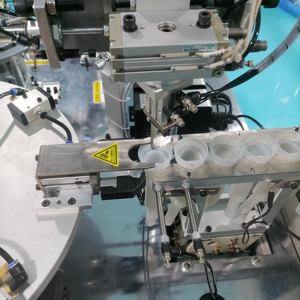 Offre Spéciale Adblue Urea Solution Car <span class=keywords><strong>Recharge</strong></span> Tube Assembly Machine DEF Fluid Packing Machine avec moteur et composants de base PLC - Product Image 2