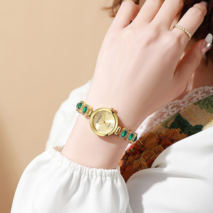 <span class=keywords><strong>Orologio</strong></span> da <span class=keywords><strong>Donna</strong></span> McyKcy alla Moda con Quadrante Piccolo in Lega Dorata, Dettagli Smeraldo <span class=keywords><strong>Verde</strong></span> e Lancette in Stile Mid-Century - Product Image 4