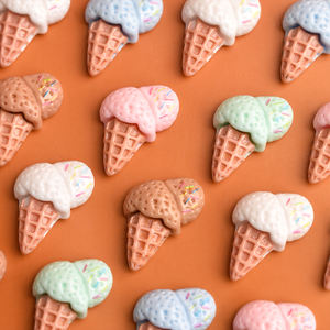 Cabujones de resina de conos de helado de colores mixtos con base plana para la creación de joyas DIY, horquillas y decoración de teléfonos - Product Image 3