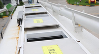Ferme avicole agricole élevage de poulets silo véhicule alimentation en vrac camion de transport tarière électrique