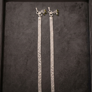 Chevillères tendance en argent pour femmes avec serti circulaire et design Payal - Product Image 1