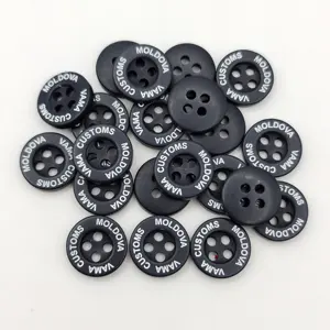 सफेद अक्षर के साथ अनुकूलित 11.5 मिमी उत्कीर्ण प्लास्टिक बटन 4 छेद वाले थोक काले बटन