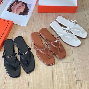 Sandales d'été en cuir pour femme, tongs à décoration métallique, semelle en caoutchouc, chaussures de marche confortables pour l'extérieur - Product Image 4