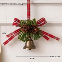 Guirlande de Noël rustique avec clochette dorée, cônes de pin, baies et nœud en velours