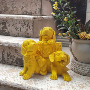 Trío <span class=keywords><strong>de</strong></span> <span class=keywords><strong>cachorros</strong></span> caseros hechos a mano sosteniendo un cartel <span class=keywords><strong>de</strong></span> bienvenida estatua <span class=keywords><strong>de</strong></span> perro 3D escultura decoración <span class=keywords><strong>de</strong></span> jardín al aire libre figuritas <span class=keywords><strong>de</strong></span> animales <span class=keywords><strong>de</strong></span> resina - Product Image 3