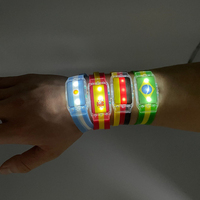 Vente en gros de bracelets joncs avec drapeau national LED de tous les pays Bracelet lumineux en silicone pour les fans de football