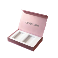 Boîte cadeau personnalisée écologique rose mat avec couvercle rabattable et doublure en éponge personnalisée en relief pour les ensembles cadeaux de soins de la peau et de cosmétiques