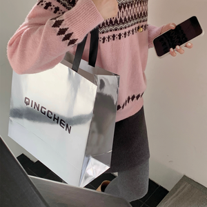 Bolsa de papel de compras con superficie láser brillante metálica, bolsa de papel de embalaje de regalo para ropa minorista de Boutique de lujo - Product Image 3