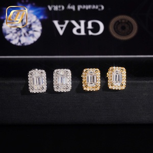 Boucles d'oreilles clous de luxe en moissanite taille émeraude, argent 925 plaqué or 18 carats, sertissage à griffes géométrique, unisexe, pour usage quotidien - Product Image 4