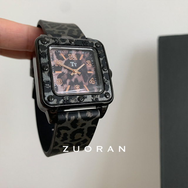 Black and Gray Leopard Print Design High-end Cool Stylish Casual Fashionable Exquisite Womens Watch Live Vintage Quartz Watch