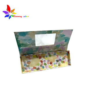 Boîte à fermeture magnétique personnalisée avec une fenêtre transparente sur le couvercle et une ficelle élastique en papier insérée - Product Image 2