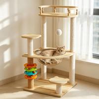 Structure d'escalade pour chat moderne, compacte et tout-en-un en bois, pour jouer, se reposer et gratter. Structure d'escalade de luxe pour chat.