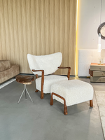 Fauteuil de salon contemporain en bois massif de frêne, finition à pores ouverts, revêtement en tissu doux, exportation
