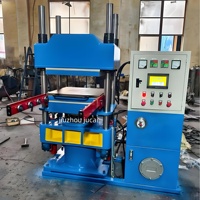 Presse de vulcanisation de caoutchouc silicone à quatre colonnes, appareil de fabrication d'atelier à éjection hydraulique multi-jour à lumière naturelle