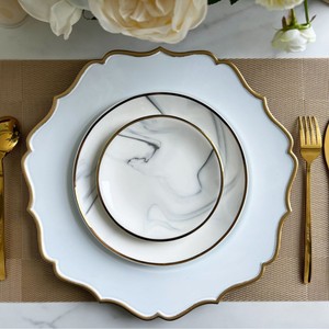 Plato de Presentación de Plástico Verde Personalizado Diseño Único de Lujo para Bodas Vajilla Sostenible para Cenas y Eventos de Boda - Product Image 1