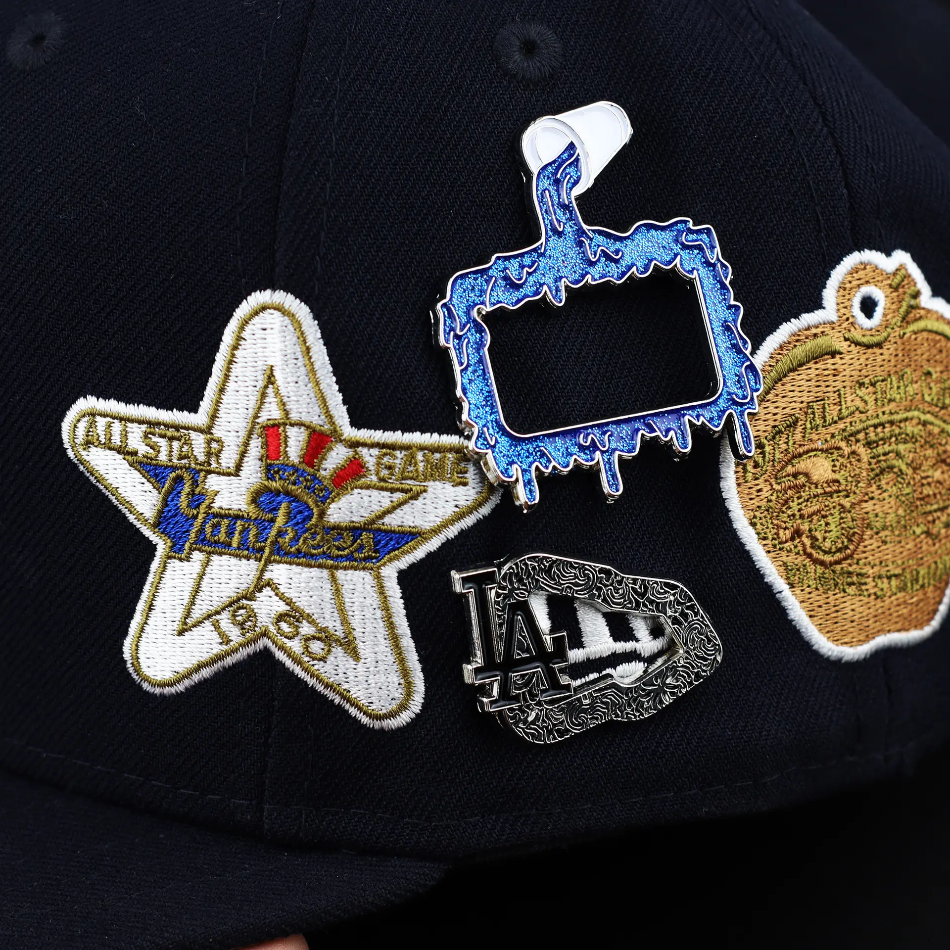 Bereit zu versenden Großhandel Emaille lange Kette Metall benutzer definierte Baseball angepasste Cap Pins für Hüte neue Ära