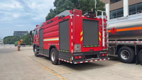 Camion de pompiers forestier haute performance HOWO 4x2 8000L avec pompe haute pression à vendre