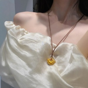 สินค้าขายดีในไลฟ์สด: สร้อยคอจี้รูปเมฆมงคลเคลือบทองแบบขัดเงา สวยหรู ระดับไฮเอนด์ - Product Image 3