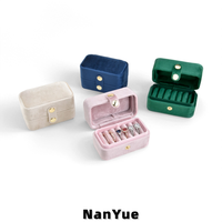 Boîte à bagues rectangulaire portable en velours avec bouton-pression, couvercle rabattable, fentes pour coussinets, logo personnalisé, emballage de bijoux, rangement, présentoir de vente au détail, cadeau