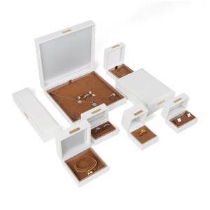 Caja de Anillos de Cuero PU de Lujo, con Logotipo Personalizado, para Anillos de Compromiso y Boda, Caja de Regalo para Joyería, en Varios Colores - Product Image 6