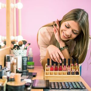 Organizador de Maquillaje de Bambú con 24 Ranuras y Diseño Escalonado para Brillo Labial y Lápiz de Cejas, Soporte de Exhibición 100% Bambú - Product Image 2