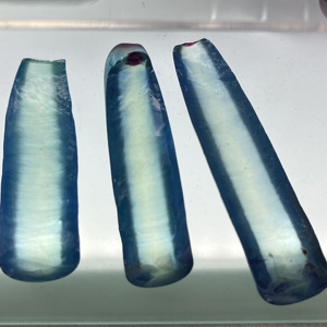 Saphir Paraiba synthétique brut non taillé en corindon - Product Image 4