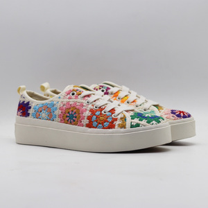 Baskets plateforme bohèmes rétro en patchwork carré crocheté à la main avec lacets et semelle blanche – Chaussures colorées pour femmes - Product Image 1