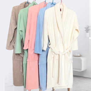 Ensemble de peignoirs et de pantoufles en molleton de flanelle de polyester doux écologique pour femmes Séchage rapide et coloré avec logo personnalisé - Product Image 3