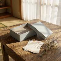 Boîte cadeau rigide de luxe écologique bleu Morandi avec laminage mat et gaufrage pour faux cils